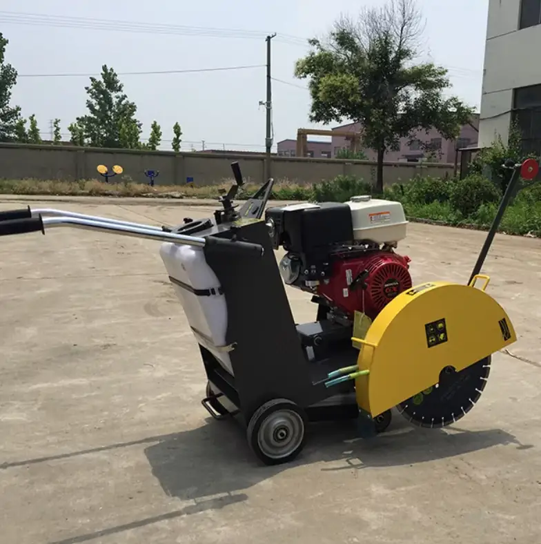 Concrete Pavement Cutting Saw Machine outside