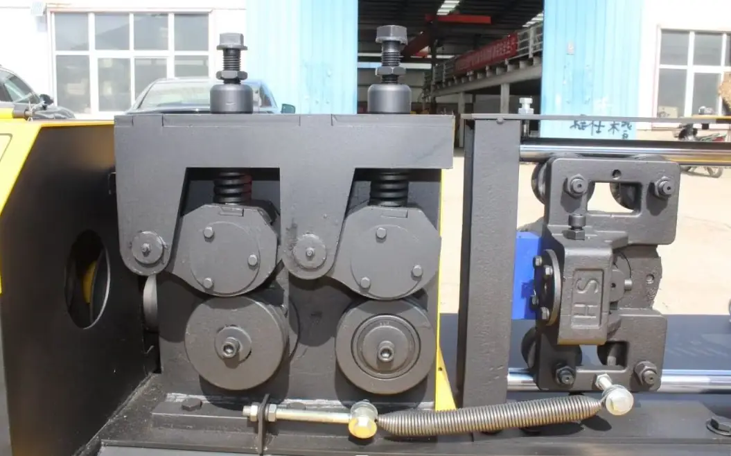Steel Bar Rebar Straightening and Cutting Machine inside